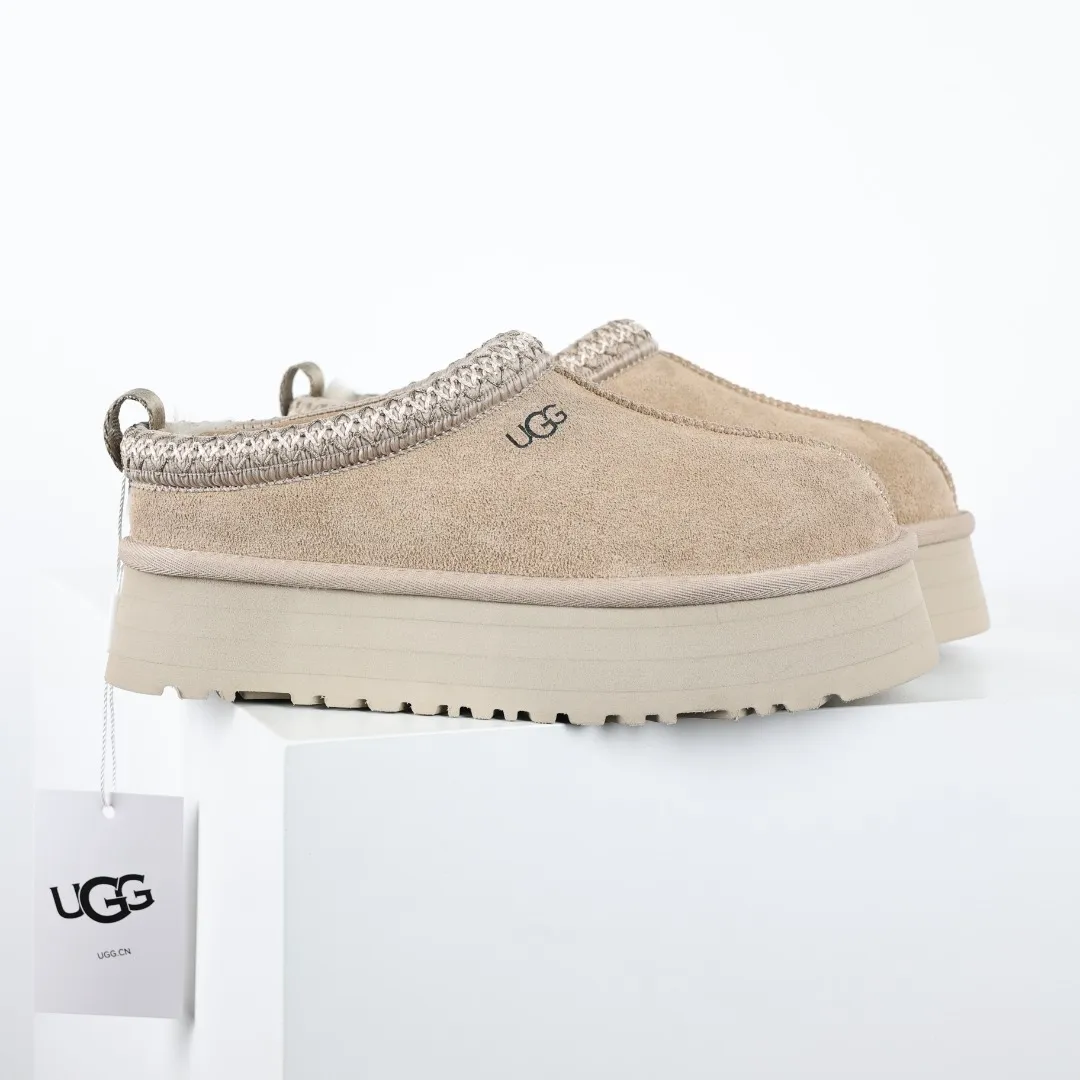Copy price 💰560 Core recommendation of good price 5cm thick sole, independently developed original outsole, cashmere insole, keeping warm in winter, suitable for home use. In the new year, uug launched a style series, which is partially geared towards the preferences of young consumers. It has also moved to the forefront of fashion trends. Shoe body material, water-repellent coated suede upper, 17 mm UGGPURE™ implanted wool insole, lightweight non-slip and comfortable rubber outsole, with brand LOGO and trademark, with full package Size: 35 36 37 38 39 40
